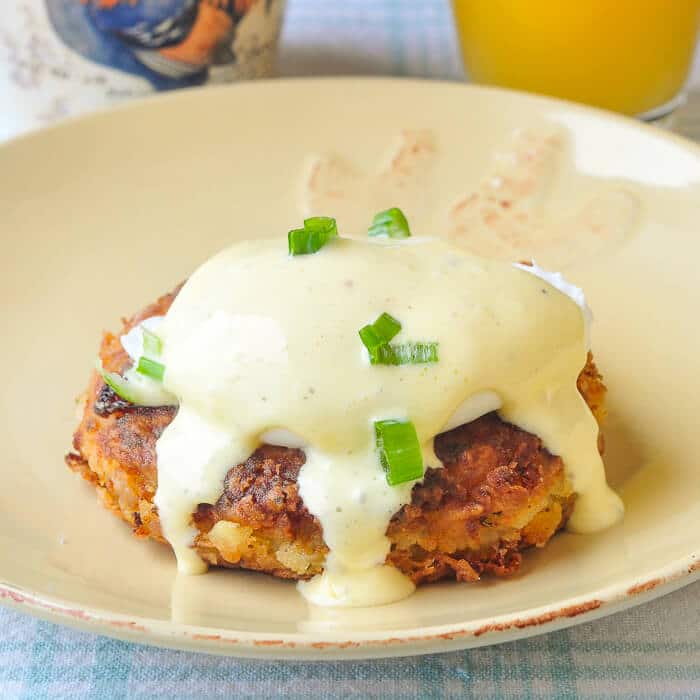 Neufundland Fish Cakes Eier Benedikt. Ein traditionelles Lieblingsessen für einen eleganten Brunch.