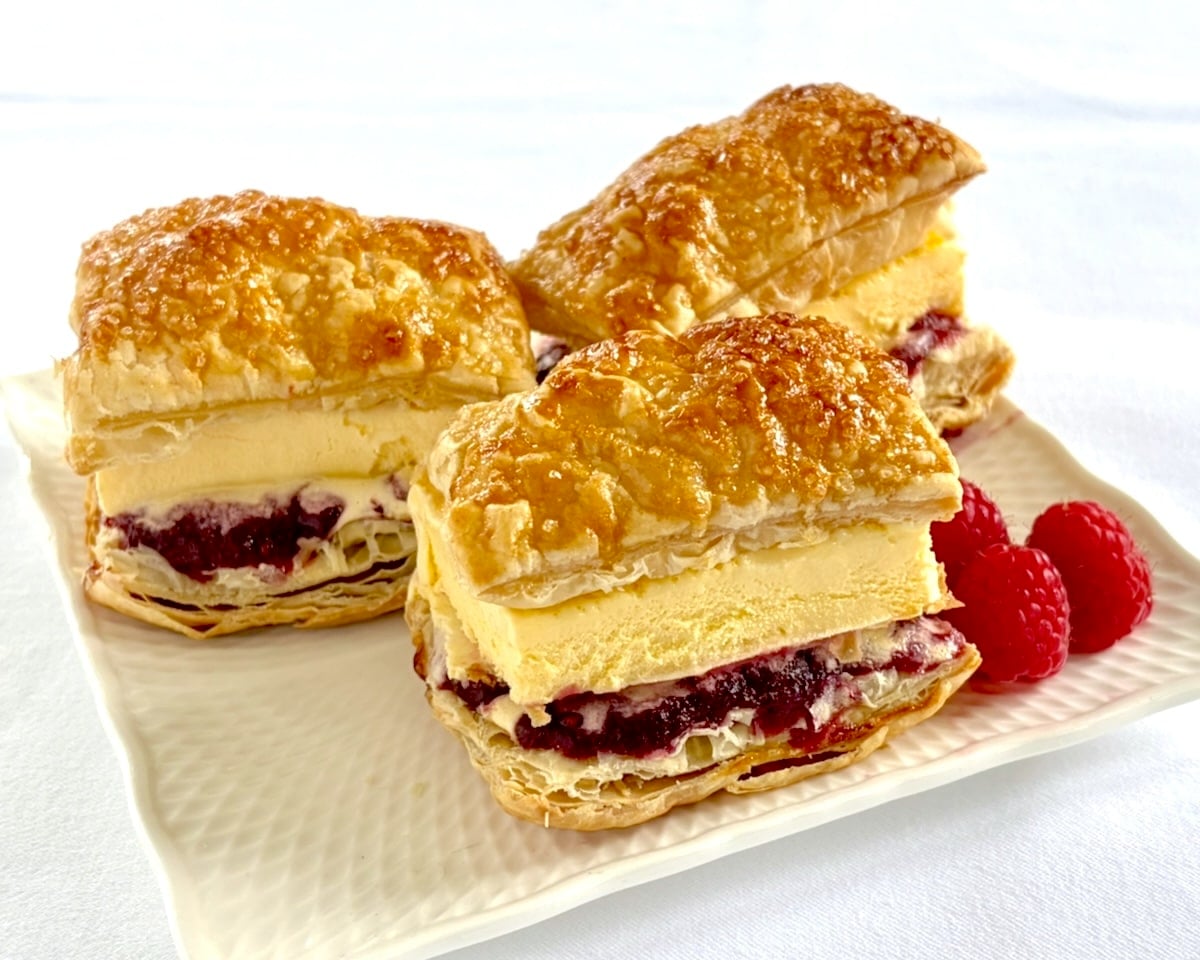 Wide shot photo of 3 Ice Cream Sandwich Flakies