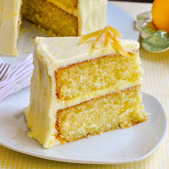 Citroenfluweelcake fot0 van afgewerkte, ongesneden cake