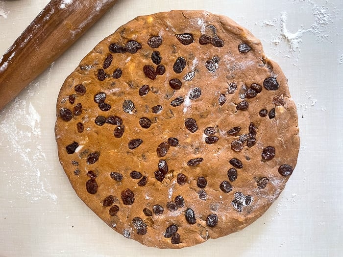 Roll the extra raisins into the surface