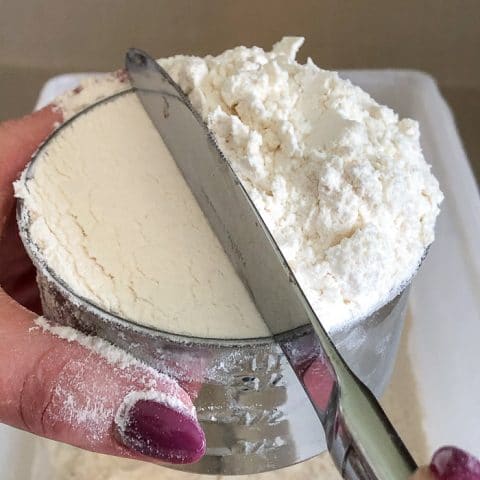 Levelling the flour with the back of a butter knife