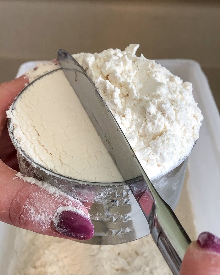 Levelling the flour with the back of a butter knife