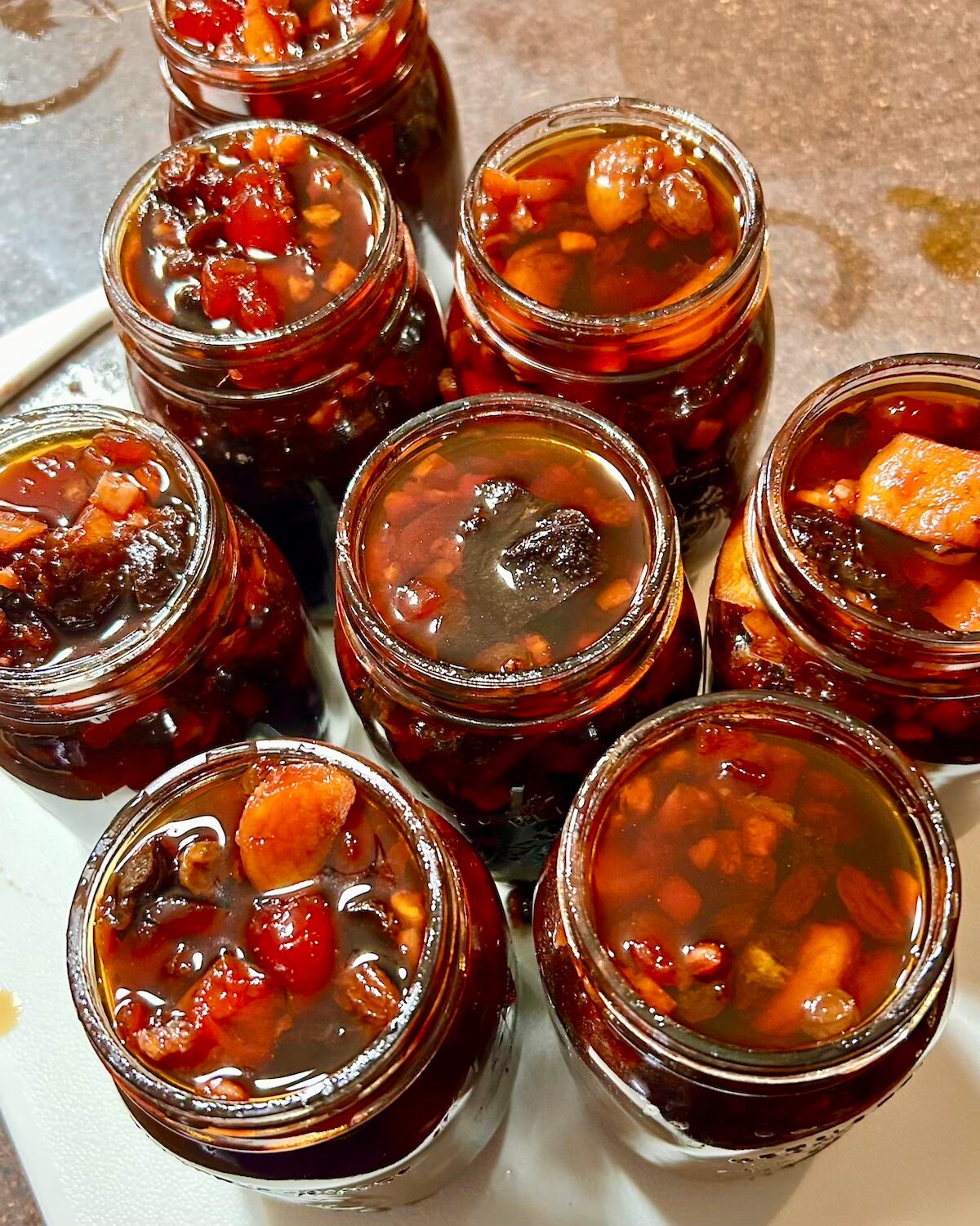 Filling bottles with fruit and alcohol