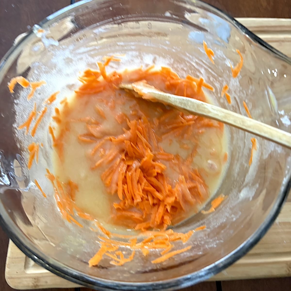 Adding the carrots to the oil & eggs.