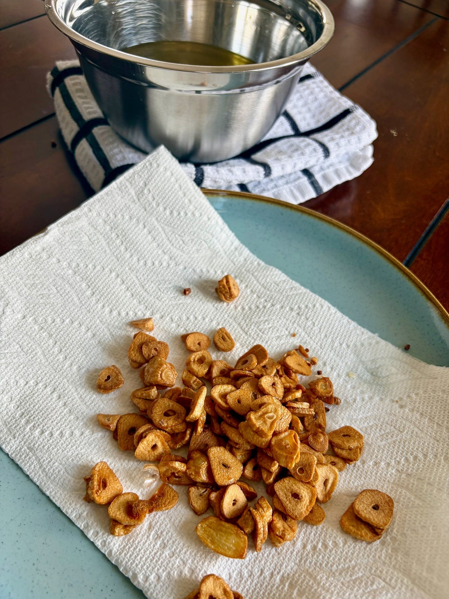 Photo oi fried garlic on paper towels