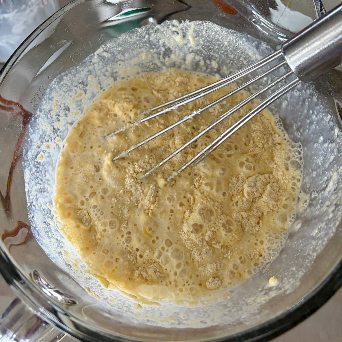 Pain de maïs sucré à la poêle à la cassonade. La douceur est-elle plus diversifiée ? 19 Image de l'ajout d'ingrédients humides et du fouet.
