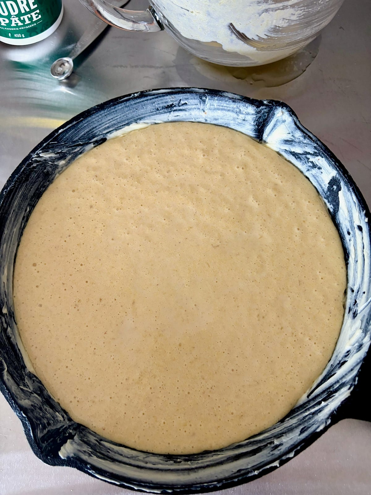 Pain de maïs sucré à la poêle à la cassonade. La douceur est-elle plus diversifiée ? 21 Image de verser la pâte dans un moule bien huilé.