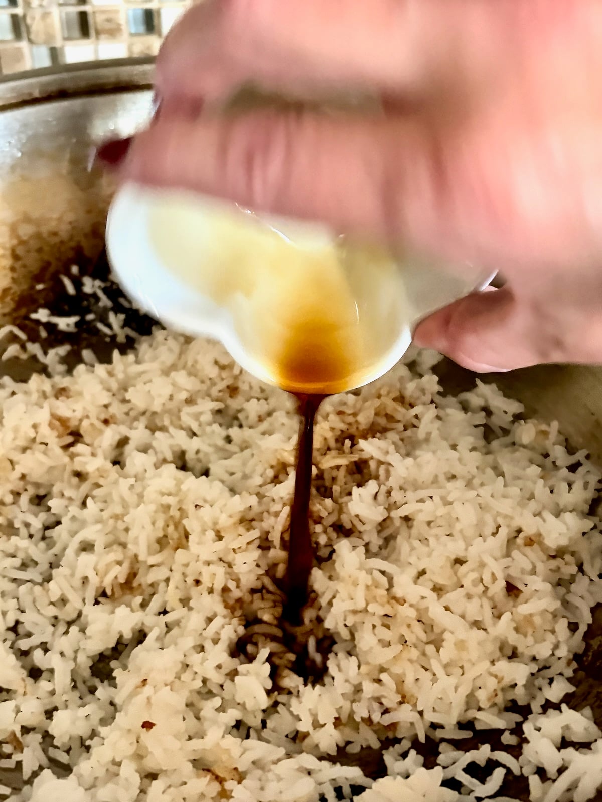 photo of adding soy sauce to the rice.